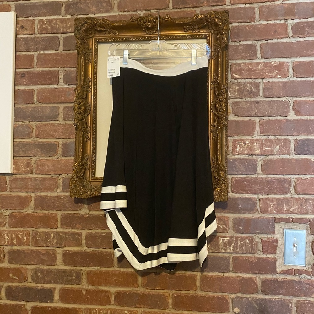Cute skirt.  Great for the office.  Never worn!